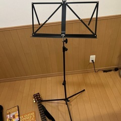 ヤマハフォークギター　譜面台付きの画像