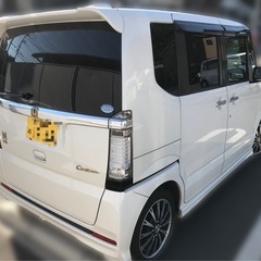 お買い得車‼️車検2年付N-BOX カスタム　Gターボ　SSパッケージ　純正リモコンエンジンスターター　両側パワースライドドア　バックカメラ　ETC.ピアノブラックパネル　LEDランプ　パドルシフト　オートクルーズ　オートライト　運転席ハイトアジャスター　HID 本革ハンドル　シフトレバーの画像