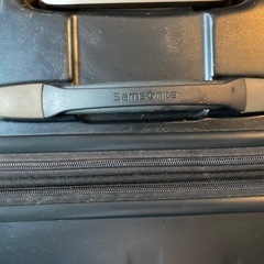 Samsonite製の大型ブラックキャリーケースの画像