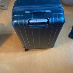 Samsonite製の大型ブラックキャリーケースの画像