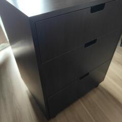 木製のキャスター付きチェスト（引き出し付き）の画像