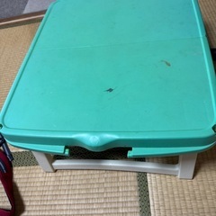 折りたたみテーブルの画像
