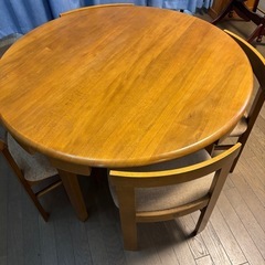 四人掛けダイニングテーブルセットの画像