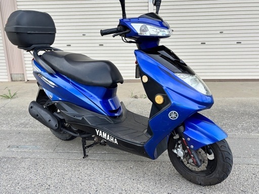 ⭐️シグナスZ.125❗️走行少なめ⭐️プラグ・グリップなど新品交換済み⭐️便利なGIVIボックス付き⭐️原付二種スクーター⭐️