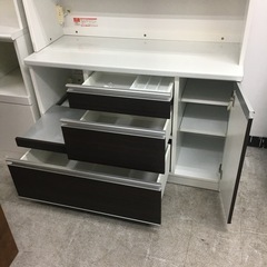 食器棚／コンセント2口付きの画像