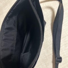 ユニクロ UNIQLO ボディバッグ チェストバッグ サコッシュの画像