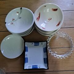 使わなくなった食器類の画像