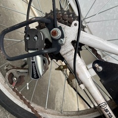 折りたたみ自転車 折り畳み自転車 20インチ シマノ６段変速 カゴ付 ワイヤ錠・ライトのプレゼント付き 前後泥除け装備 ハンドルの高さ調節できる 小径車 ミニベロの画像