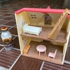 大きな家のおもちゃ　家具は色々動かせます。ままごとなとの画像