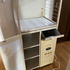 炊飯器や電子レンジなどを置ける棚の画像