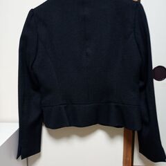 黒スーツとワンピースの画像