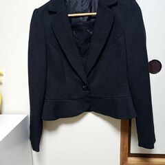 黒スーツとワンピースの画像