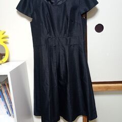 黒スーツとワンピースの画像