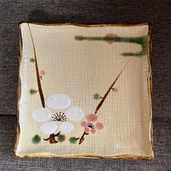 梅の絵の平皿（正方形）