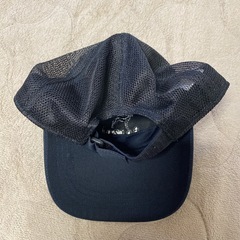 Borzoisの刺繍が施されたシンプルなブラックキャップ。 の画像