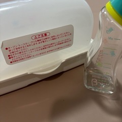 哺乳瓶と消毒ケースの画像