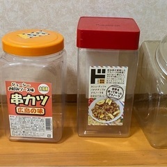 お菓子のプラスチック容器の画像