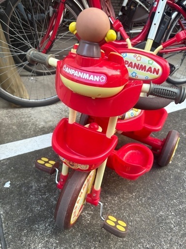 値下げ　中古　アンパンマン 三輪車 赤 アンパンマン三輪車 足置き 完成品