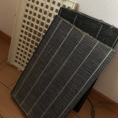 空気清浄機とジャンク品の掃除機の画像