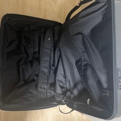 ACE キャリーケース　足の部分が壊れています。の画像