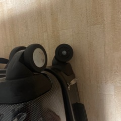 ACE キャリーケース　足の部分が壊れています。の画像