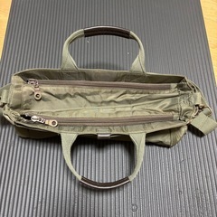 ナイロン素材のクッションバッグの画像