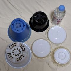 【まだ受付中】10-02 中古 プラスチック製 丸型植木鉢 プランター 植木鉢 ＆受皿3セット② これからの季節ガーデニングに如何ですか♪ 早い者勝ちです✨✨の画像
