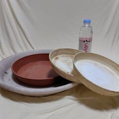 【まだ受付中】10-04 中古 プラスチック製 丸型植木鉢 プランター 植木鉢用受皿4セット これからの季節ガーデニングに如何ですか♪ 早い者勝ちです✨✨の画像