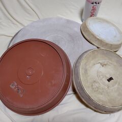 【まだ受付中】10-04 中古 プラスチック製 丸型植木鉢 プランター 植木鉢用受皿4セット これからの季節ガーデニングに如何ですか♪ 早い者勝ちです✨✨の画像