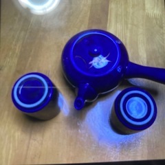 青い急須と湯呑み2個セットの画像