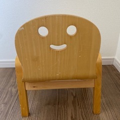 子供用木製椅子の画像