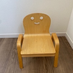 子供用木製椅子の画像
