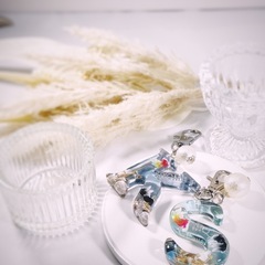 ▪️ハンドメイド▪️泳ぐ金魚に癒される、涼しげイニシャルキーホルダー▪️一点もの▪️の画像