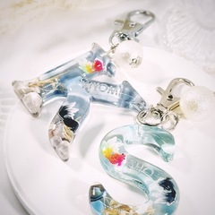 ▪️ハンドメイド▪️泳ぐ金魚に癒される、涼しげイニシャルキーホルダー▪️一点もの▪️の画像