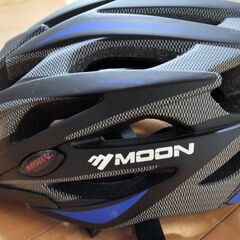 自転車用ヘルメット　MOON　おしゃれ。男女兼用　Mサイズ（55~58）の画像
