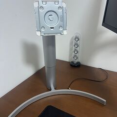 4K 27インチモニター ＋ モニターアーム の画像