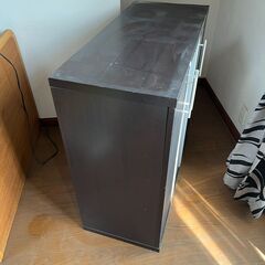 【無償でお譲りします】木製のキャビネット（前面、両開きのガラス扉）の画像