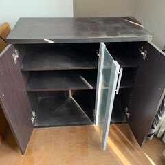 【無償でお譲りします】木製のキャビネット（前面、両開きのガラス扉）の画像