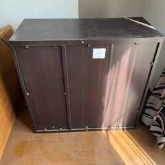 【無償でお譲りします】木製のキャビネット（前面、両開きのガラス扉）の画像