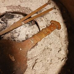 大きい安定感ある火鉢　灰　五徳　火箸　灰寄せ　の画像