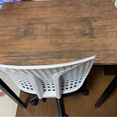 机と椅子の画像
