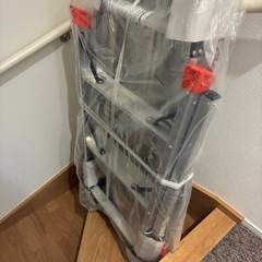 定価約50,000円　未開封　立ち馬　作業台　脚立　手掛り棒付足場台　トラスコ中山の画像
