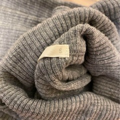 グレー タートルネック セーター Sの画像