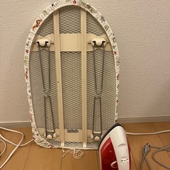 アイロンとアイロン台の画像
