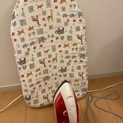 アイロンとアイロン台の画像