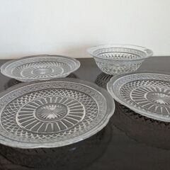 ガラス　不揃いのお皿器の画像