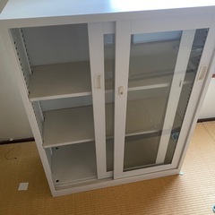 ガラス引違いキャビネット(コクヨ)ニューグレーの画像