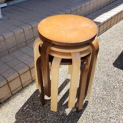 テーブルと椅子のセットの画像