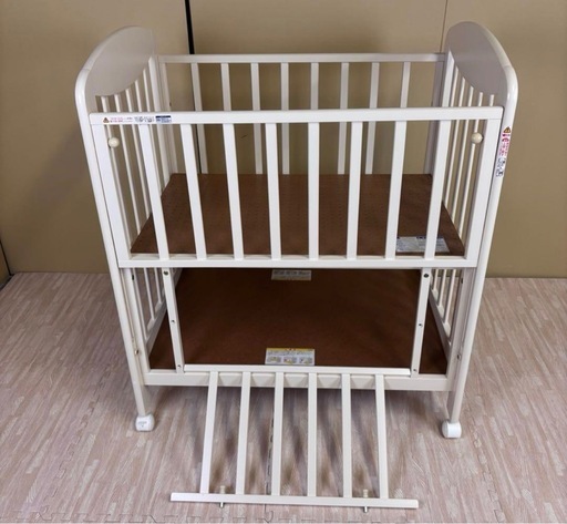 (くにぽん)KATOJI ベビーベッド　川崎市引き取り限定 美品】KATOJI ベビーベッドホワイト (♡) 横浜のベッド《ベビー