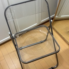 折りたたみ椅子の画像
